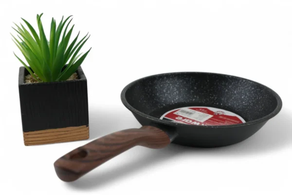 Tigaie Cu Mâner De Lemn (20Cm)
