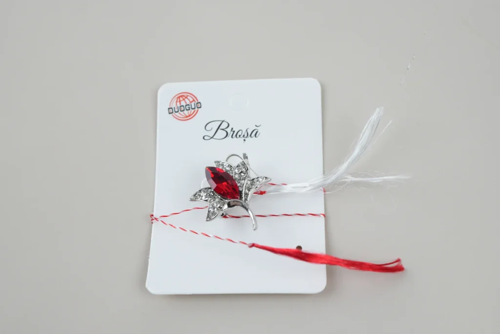 Mărțișor Broșă Floare Cu Piatră (Roșu Cu Strasuri)